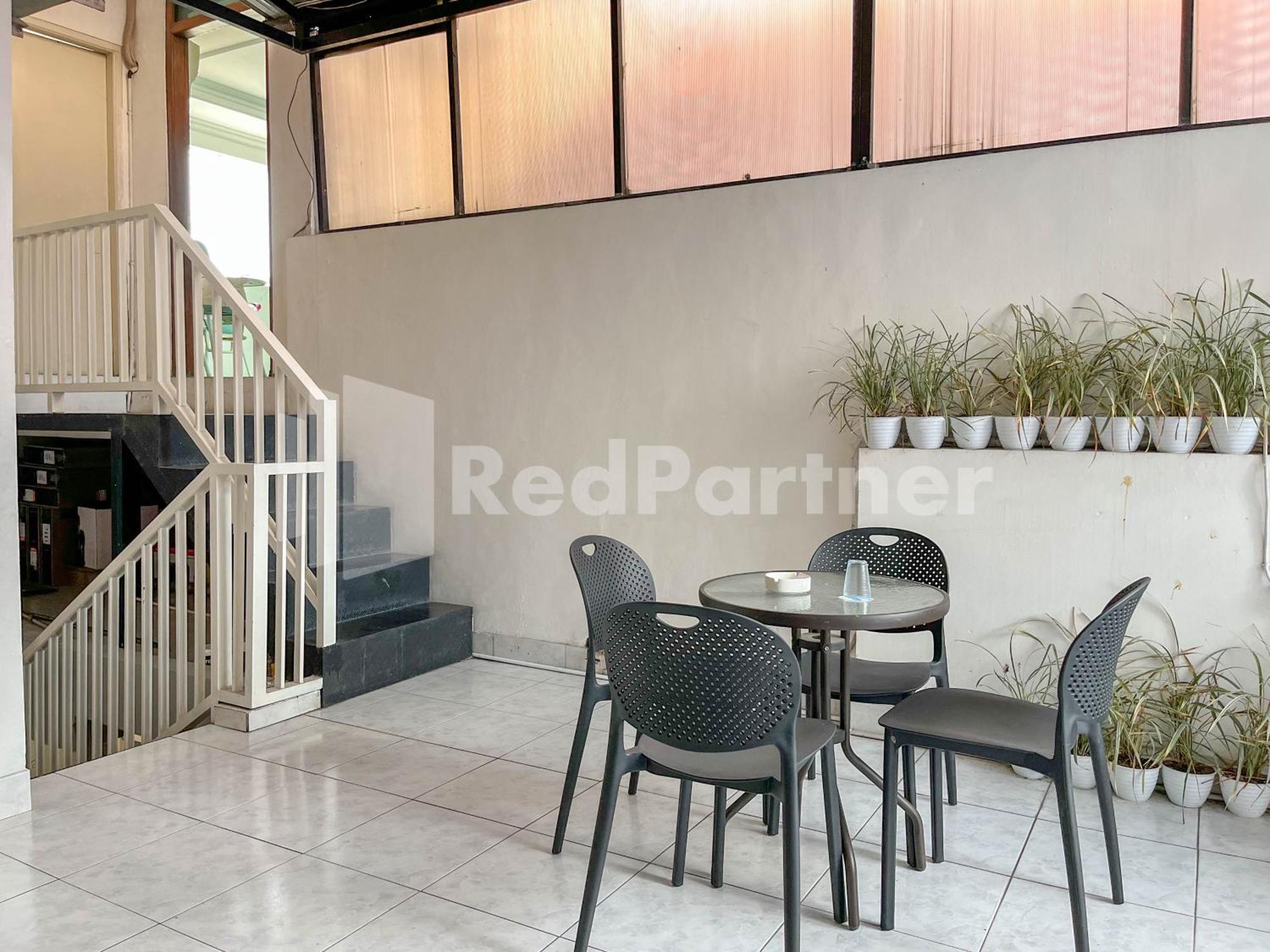 D Palma Near Lokananta Manahan Mitra Reddoorz Surakarta  Bagian luar foto